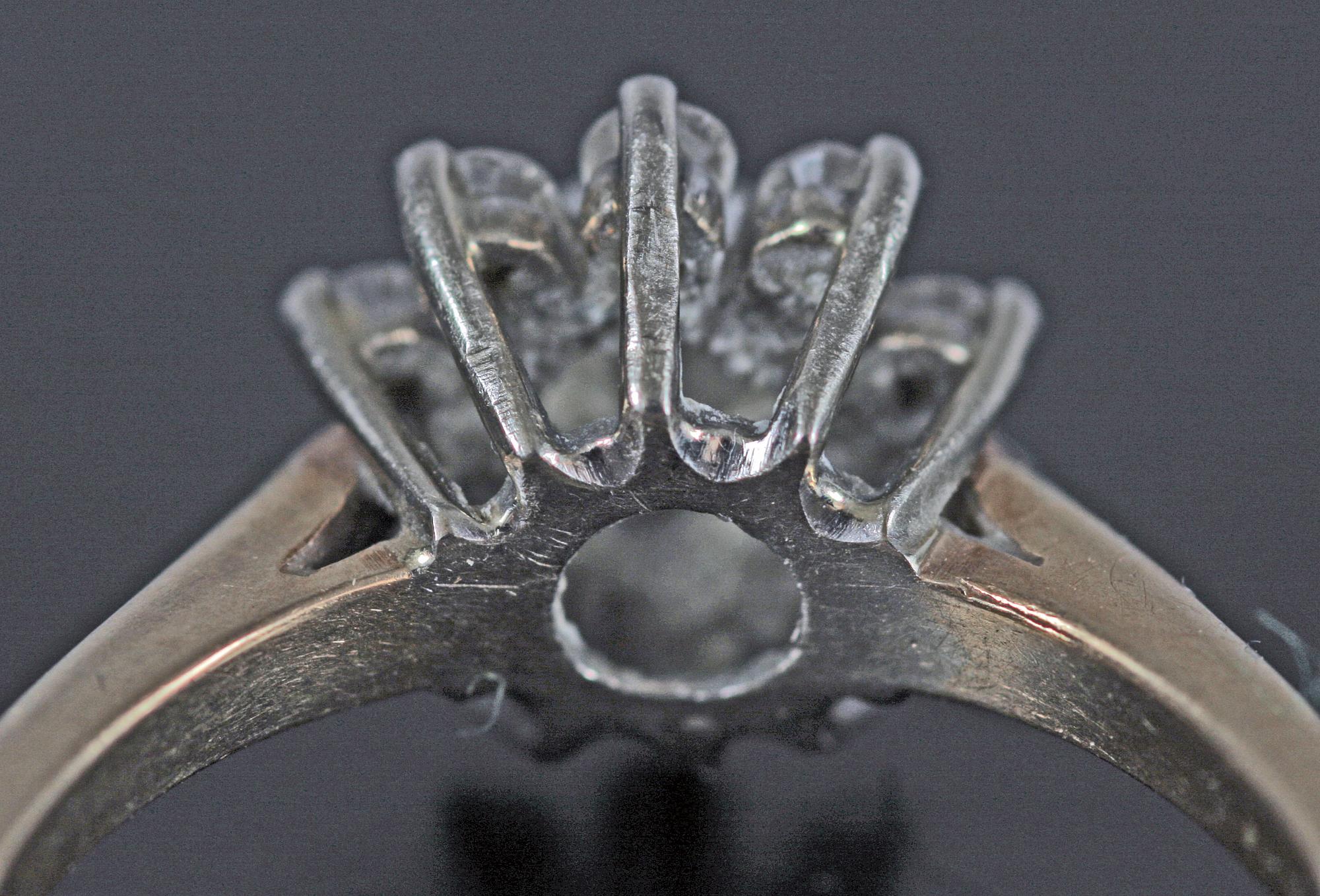 RING, 14 K guld, briljantslipad diamant, ca 0,5 ct, med 10 mindre briljanter.