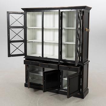 Vitrinskåp, 1900-talets första hälft.