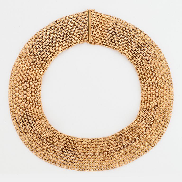 An 18K gold necklace.