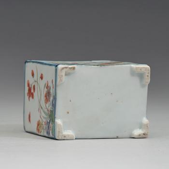 A famille verte porcelain tea caddy, Qing dynasty, Kangxi (1662-1722).