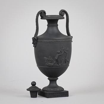 URNA med LOCK, basalt, Wedgwood, Nyklassicism, sign. 1759-1780.