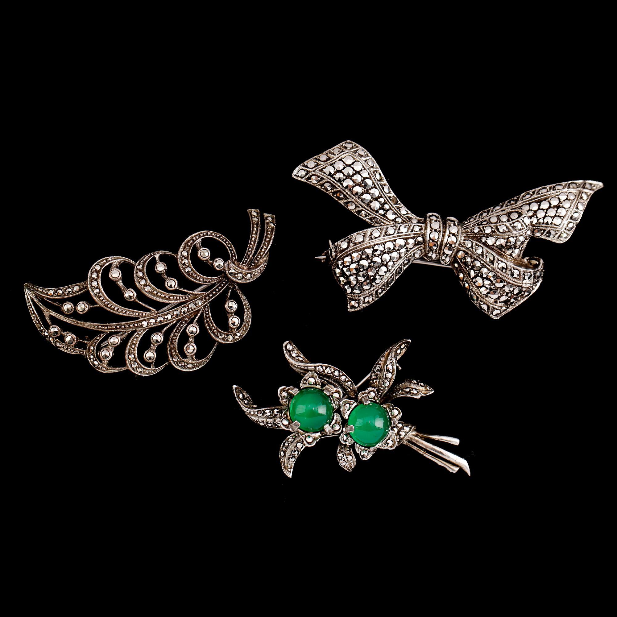 BROSCHER, 3 st, silver och markasiter, 1900-talets första hälft.