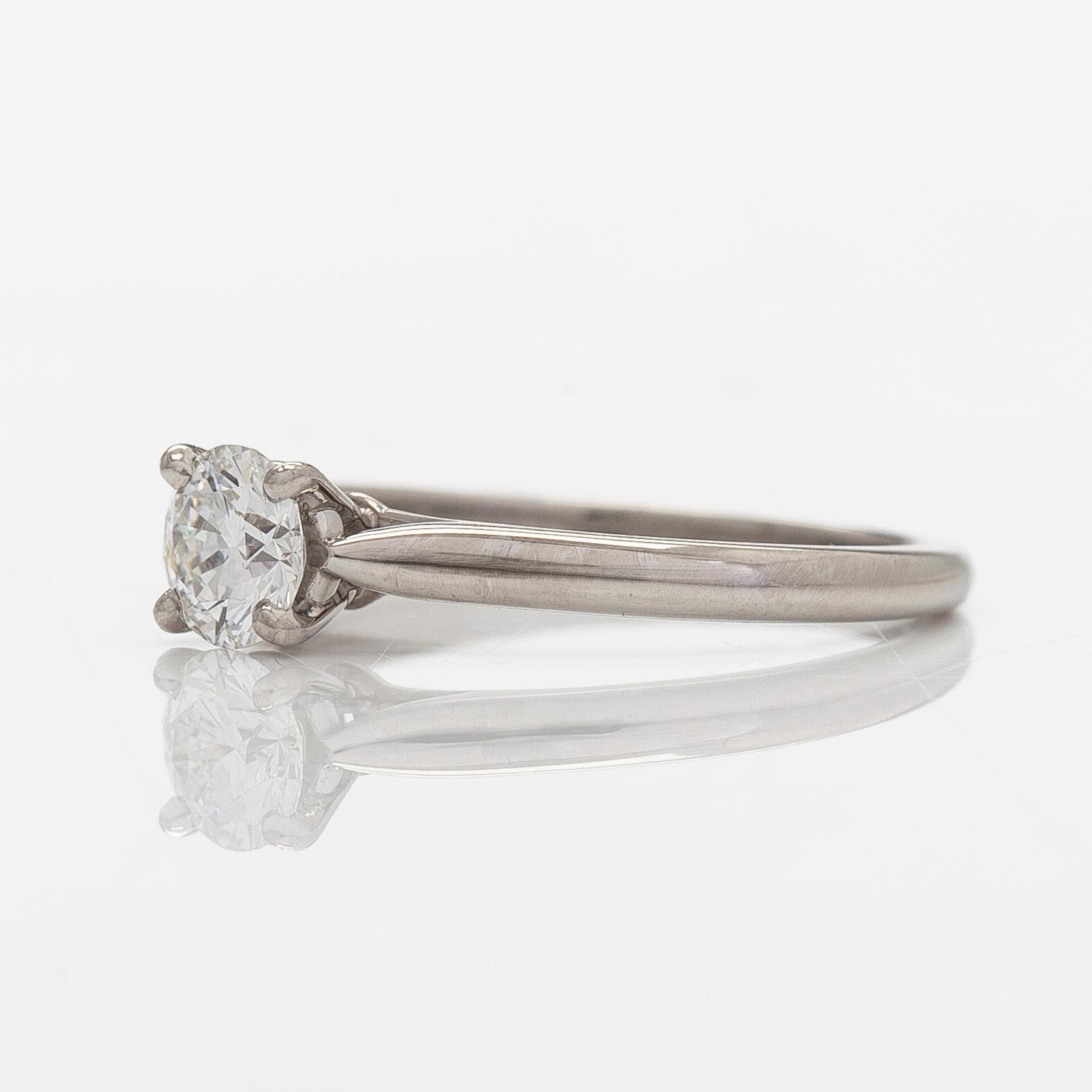 Cartier, ring, platina med briljantslipad diamant ca 0.46 ct. Med GIA dossier.