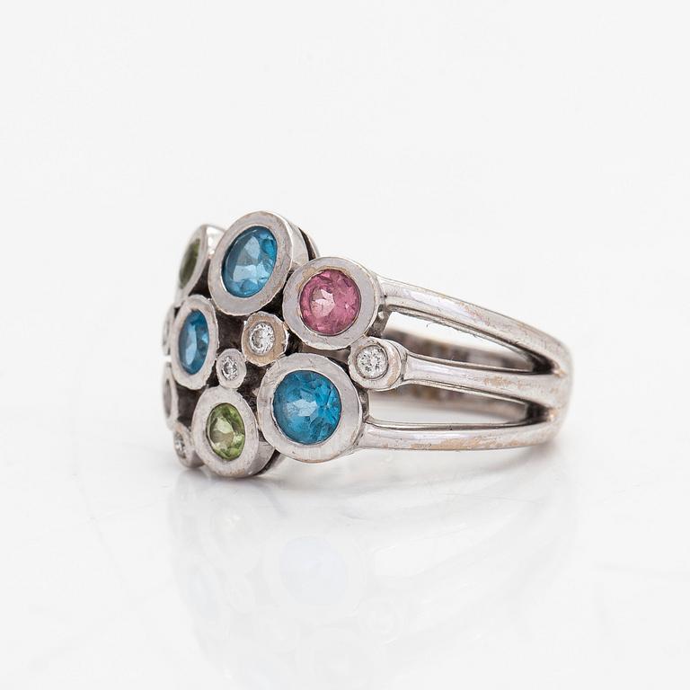 Cassandra Goad, sormus, "Cirkel", 18K valkokultaa, timantteja noin 0.08 ct ja monivärisiä jalokiviä. Lontoo.