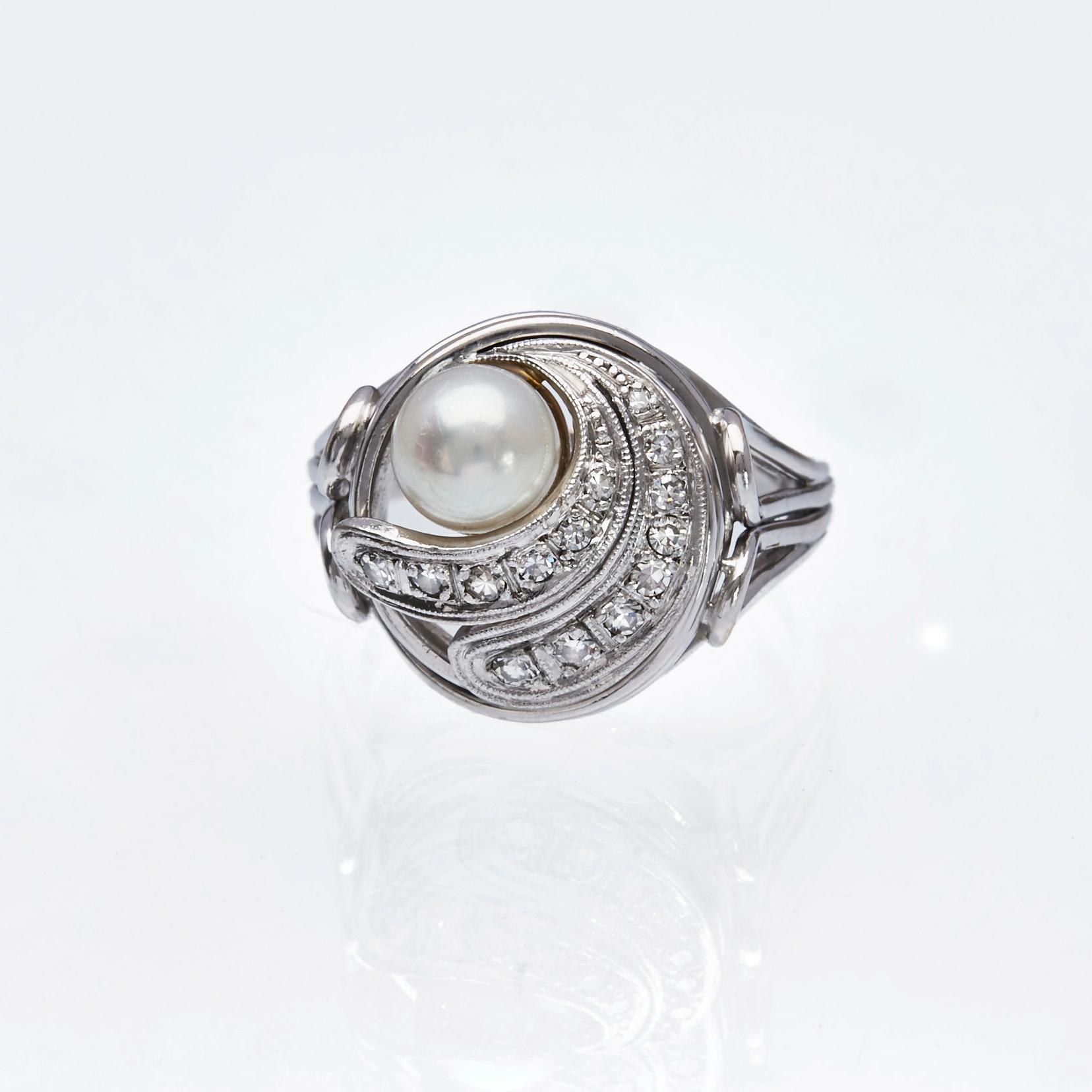 RING, 18K vitguld med åttkantslipade diamanter, ca 0.20 ct samt odlad saltvattenspärla.
