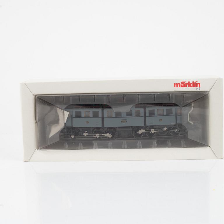 Märklin, two electric locomotives, model 3528 and 3338, and six cargo cars, gauge H0.