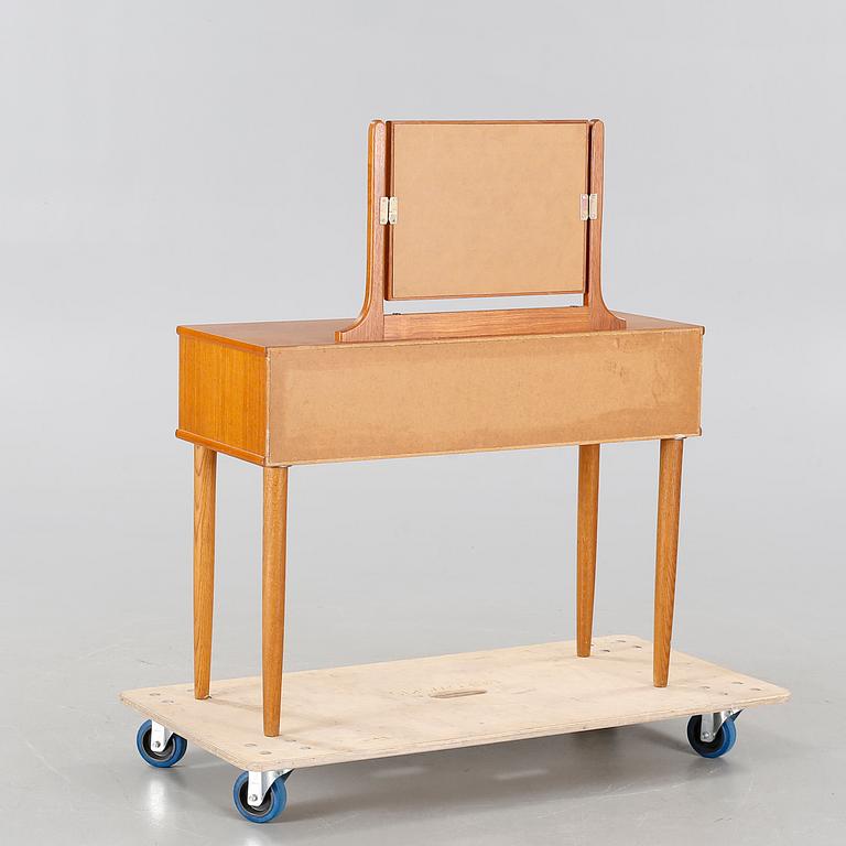A 1950/60s dressing table.