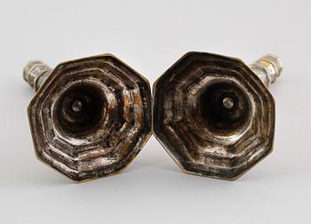 LJUSSTAKAR, 1 par, argent haché, 1700-tal.