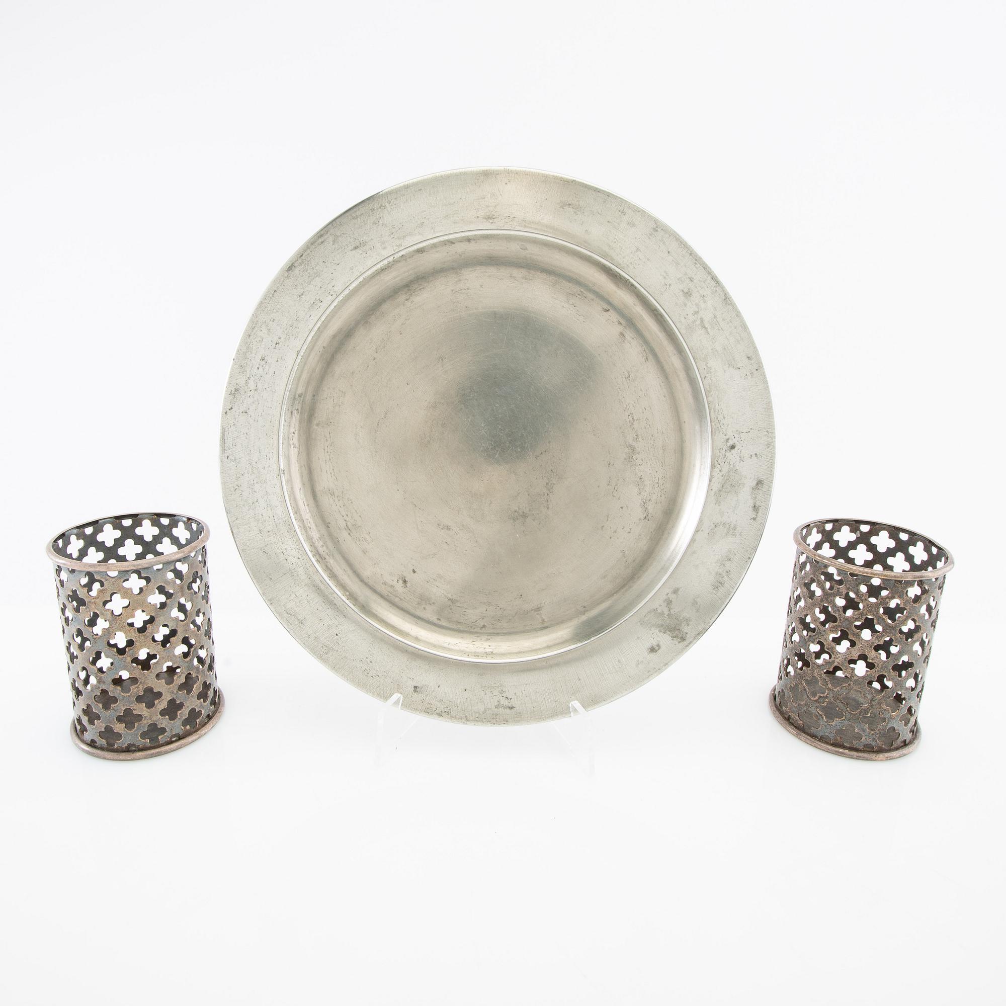 Firma Svenskt Tenn, flaskställ ett par av vitmetall modell nr 2562, samt fat av tenn, Stockholm 1900-talets andra hälft.