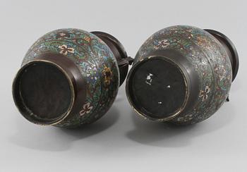 URNOR, ett par, cloisonné, orientaliska, 1900-tal.