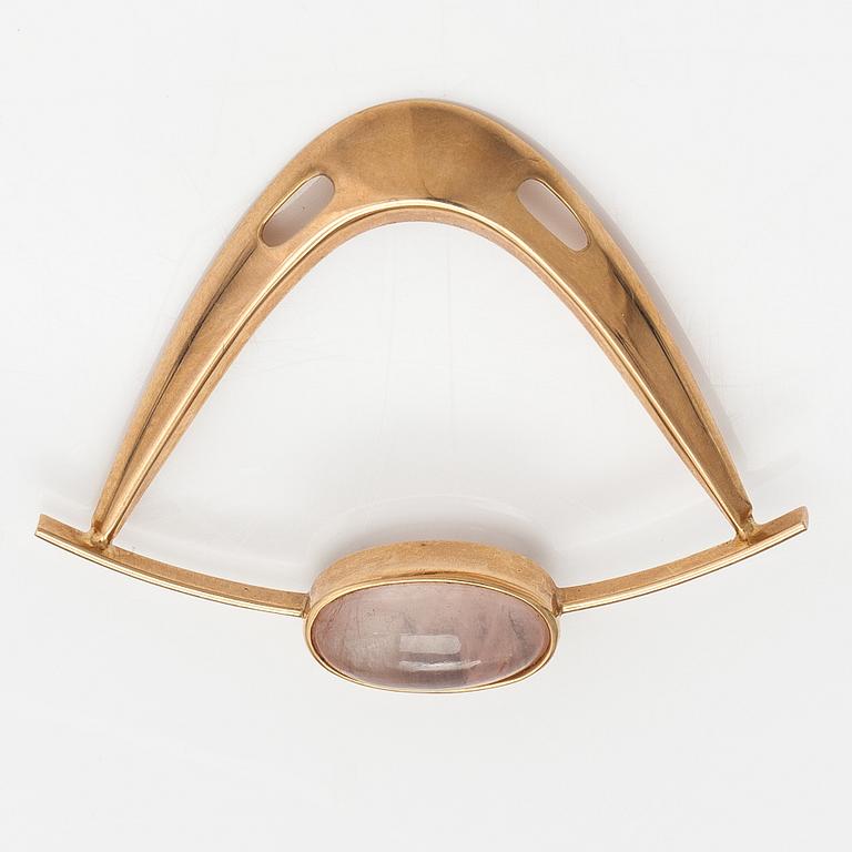 Elis Kauppi, A 14K gold and rose quartz pendant. Kupittaan kulta, Turku.
