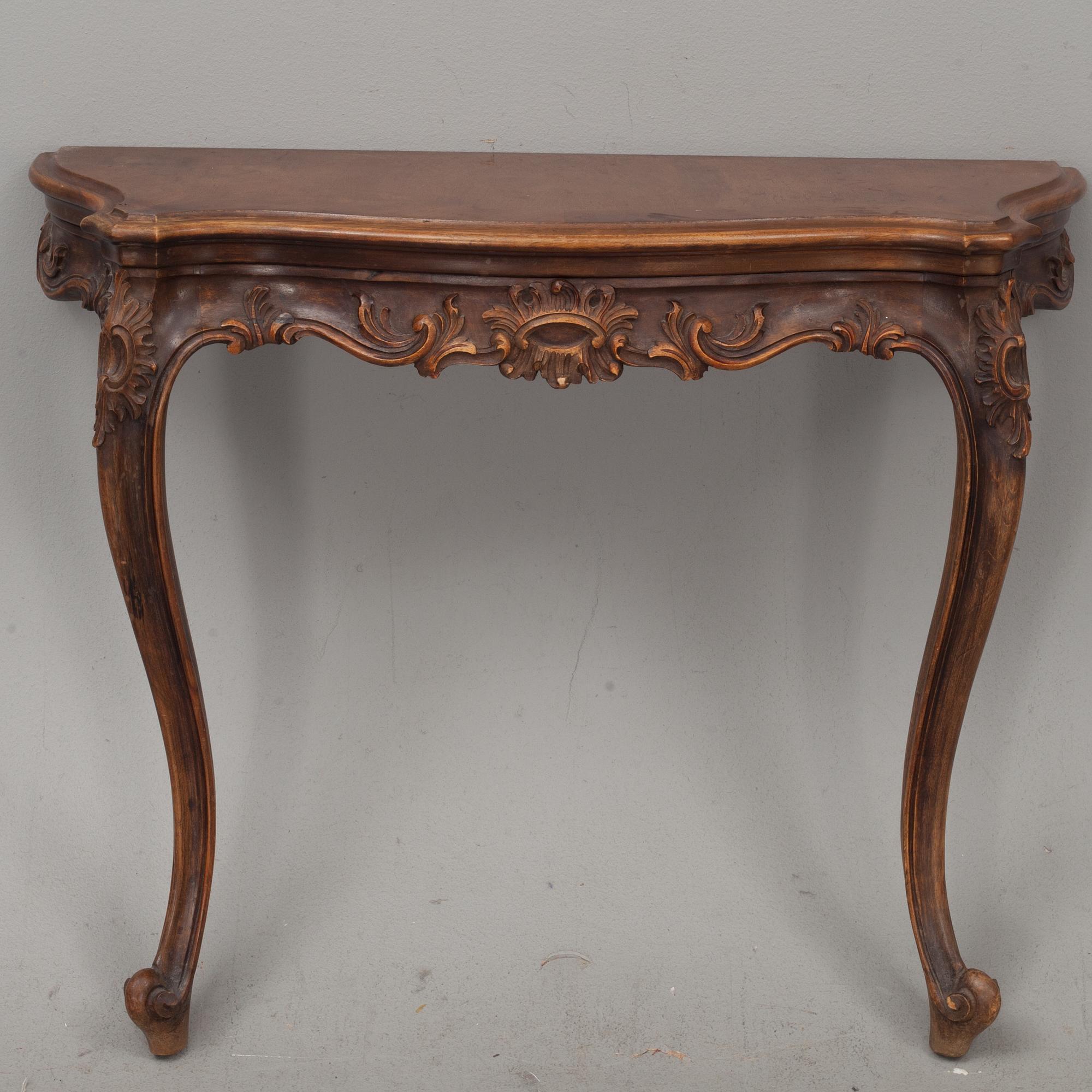 SPEGEL samt KONSOLBORD, rokokostil, omkring 1900/1900-talets första hälft.