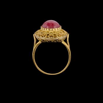 RING, 18k guld med cabochonslipad rodonit, Alessandria, Italien, 1900-talets tredje kvartal. Vikt 7 g.