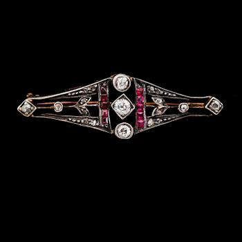 BROSCH, silver/guld, rubiner och diamanter , 1900-talets första hälft.