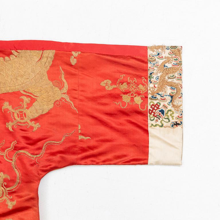 An embrodered silk robe, Qing dynasty (1644-1912).