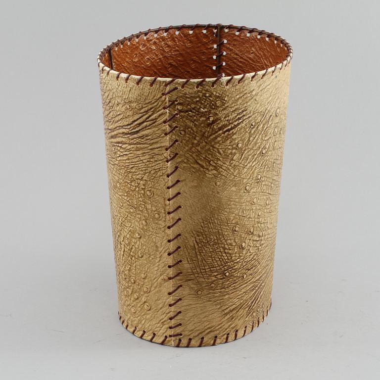 PAPPERSKORG, metall och papper, 1950/60-tal.