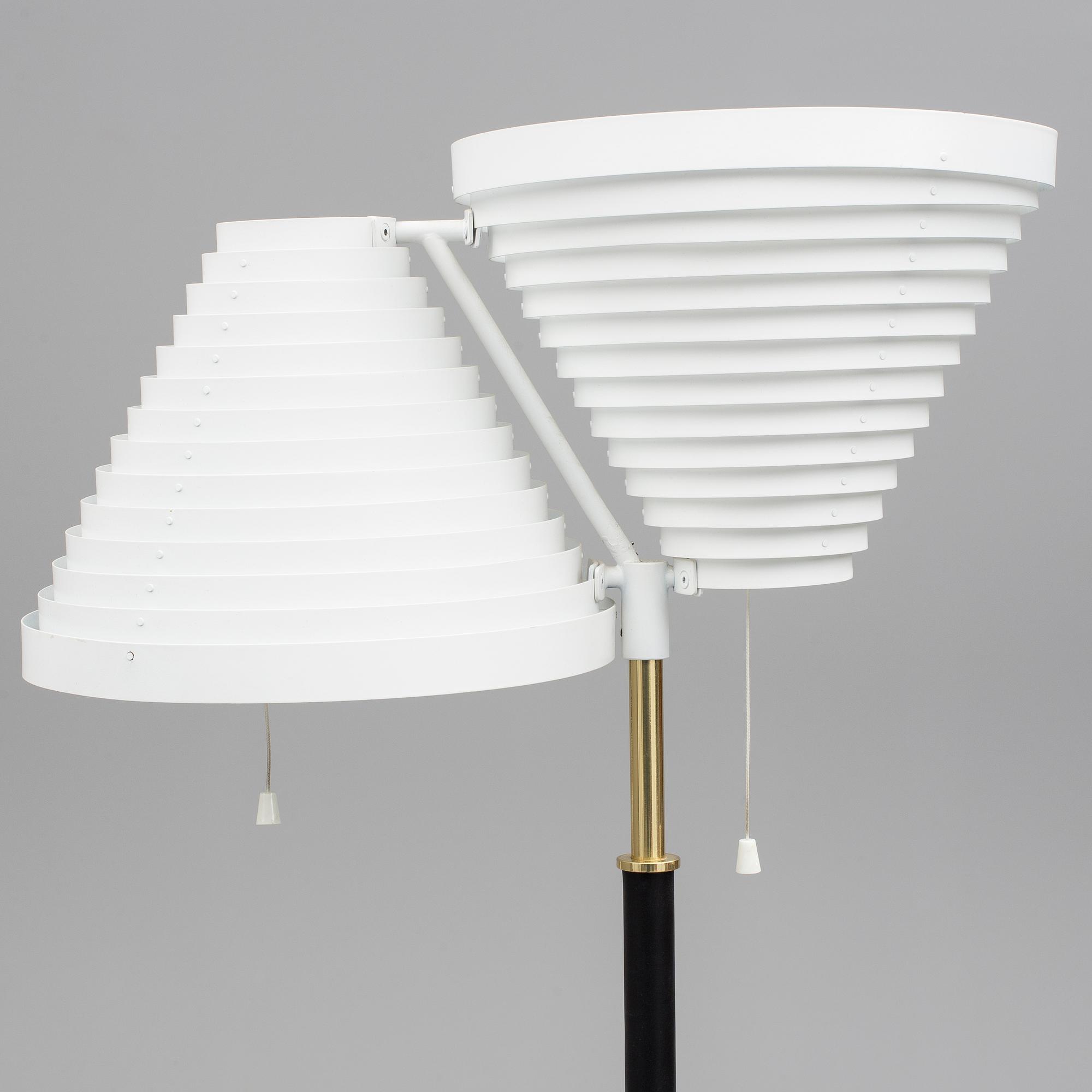 GOLVLAMPA, "modell A810", Alvar Aalto, Artek, Finland, 1900-talets andra hälft.