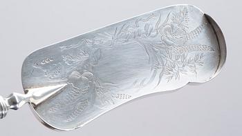 SERVERINGSBESTICK, England Walter & John  Barnard London 1890-91, silver, total vikt inkl. handtag ca 270 g.