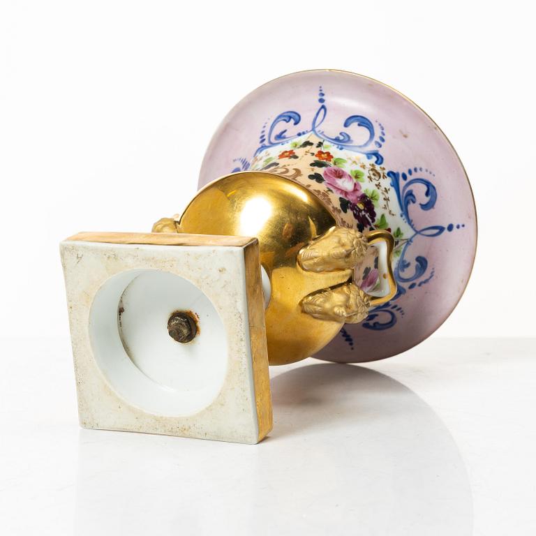A porcelain urn, Empire, first half/mid 19th century.