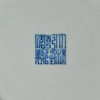 Fat, ett par, porslin. Qingdynastin med Qianlong sigillmärke.