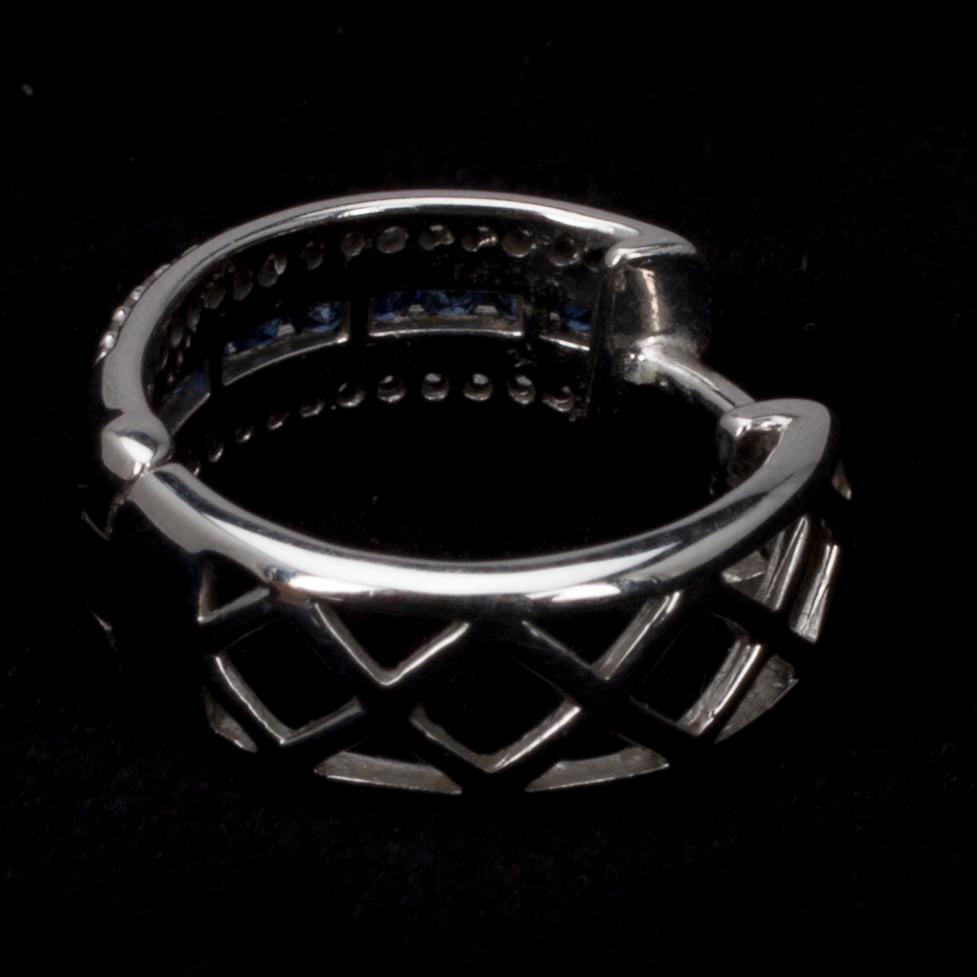 ÖRHÄNGEN, vitguld 14K, små diamanter samt safirer. Vikt 4,5 g.