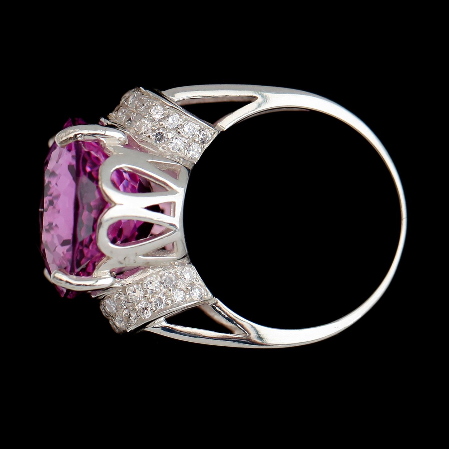 RING, vitguldspläterat sterlingsilver, rosa topas ca 24.00 ct, vita safirer tot ca 0.50 ct.
