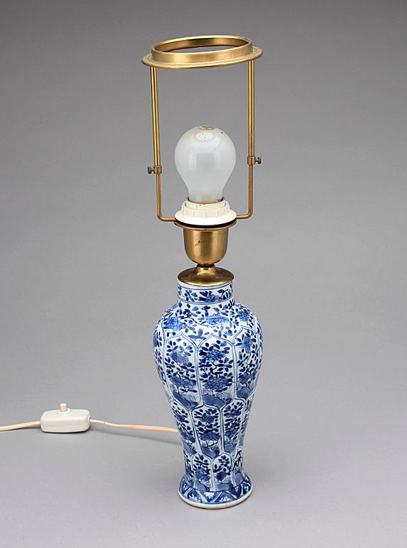 BORDSLAMPA/VAS, porslin, Kina, 1800-tal.