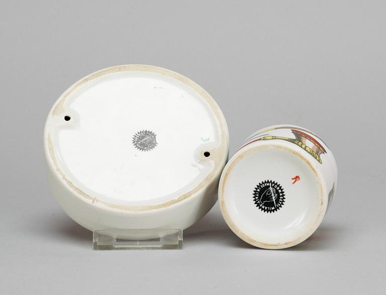 ASKFAT samt STÄLL, porslin. Fornasetti.
