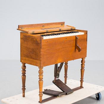 PORTABEL TRAMPORGEL, Lundholms Pianomagasin, Stockholm, 1800-talets slut.
