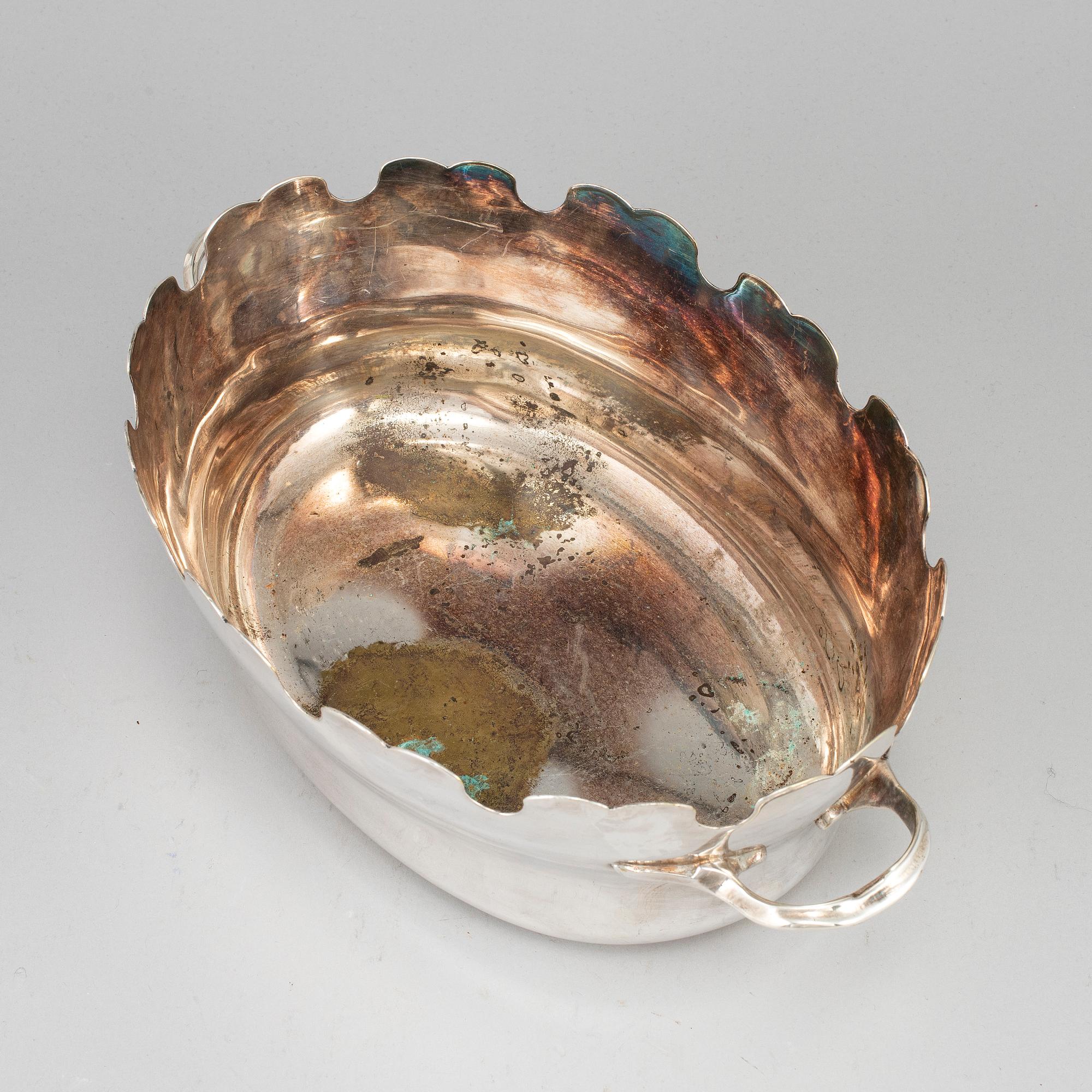 An 18th century argent haché glass rinser.