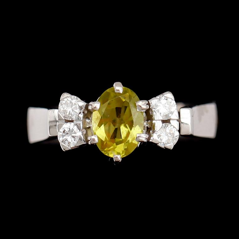 RING, 18 k vitguld, peridot, 4 briljantslipade diamanter tot 0,20 ct. H&Å, 1974.