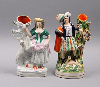 FIGURINER, ett par, porslin, möjligen Staffordshire, 1800-tal.