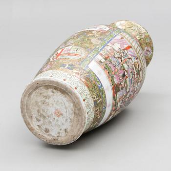 A LARGE URN, porcelain, China late 20th century.