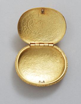 An Asian 20th century gold snuff-box.