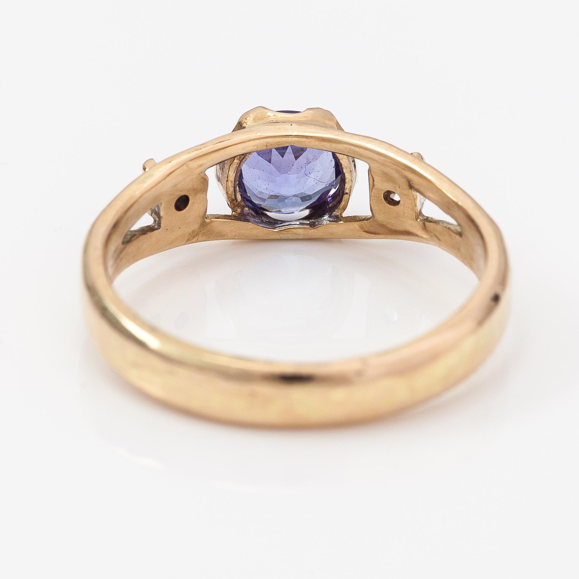 A 14K gold ring with a tanzanite and diamonds ca. 0.12 ct in total. Lagercrantz Jewellery, Tammisaari 2018.