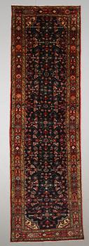 MATTA, Hamadan, ca 345 x 105 cm.