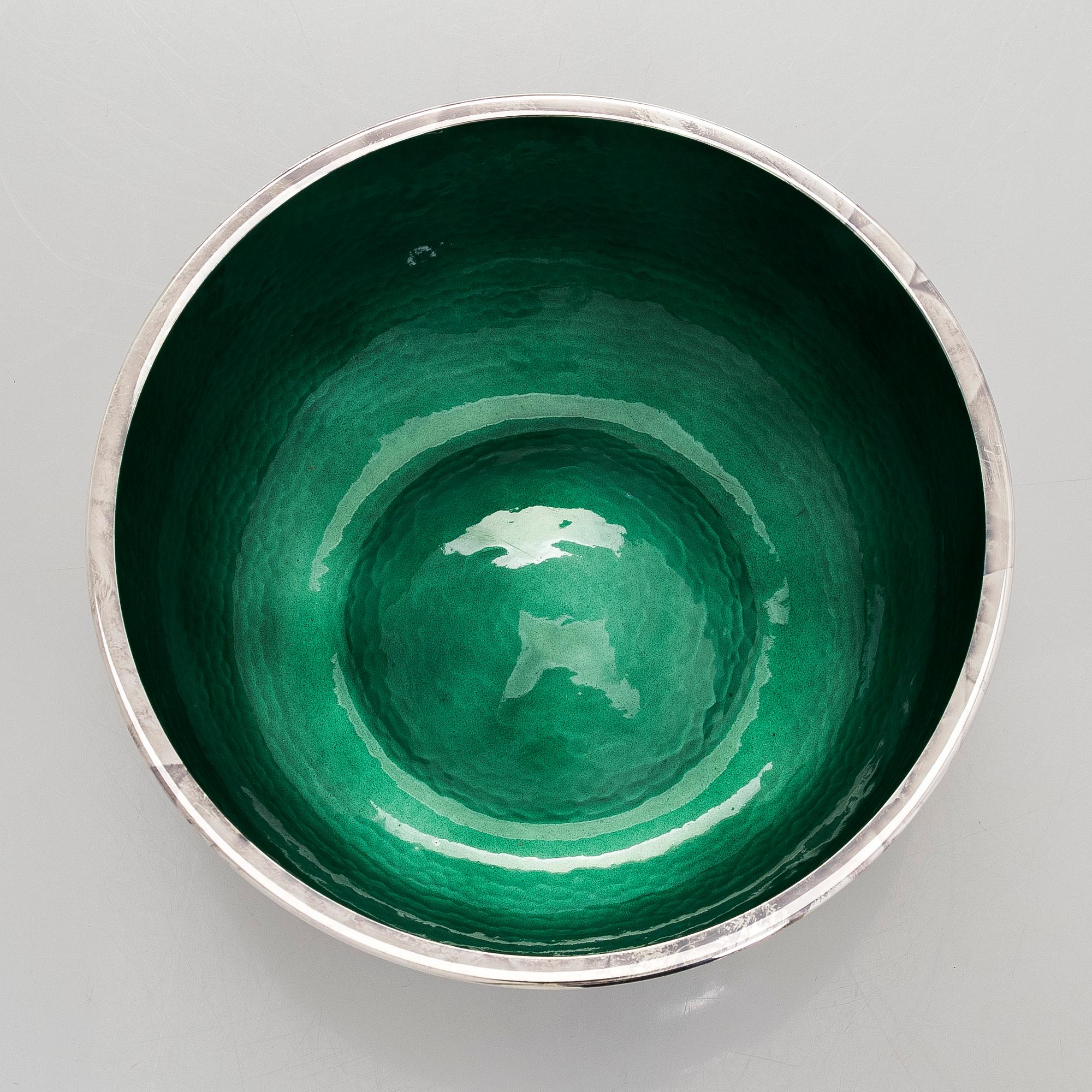 A. Tillander, skål, sterlingsilver och emalj, Åbo 2005.