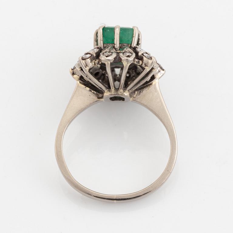 Ring med smaragd och diamanter.