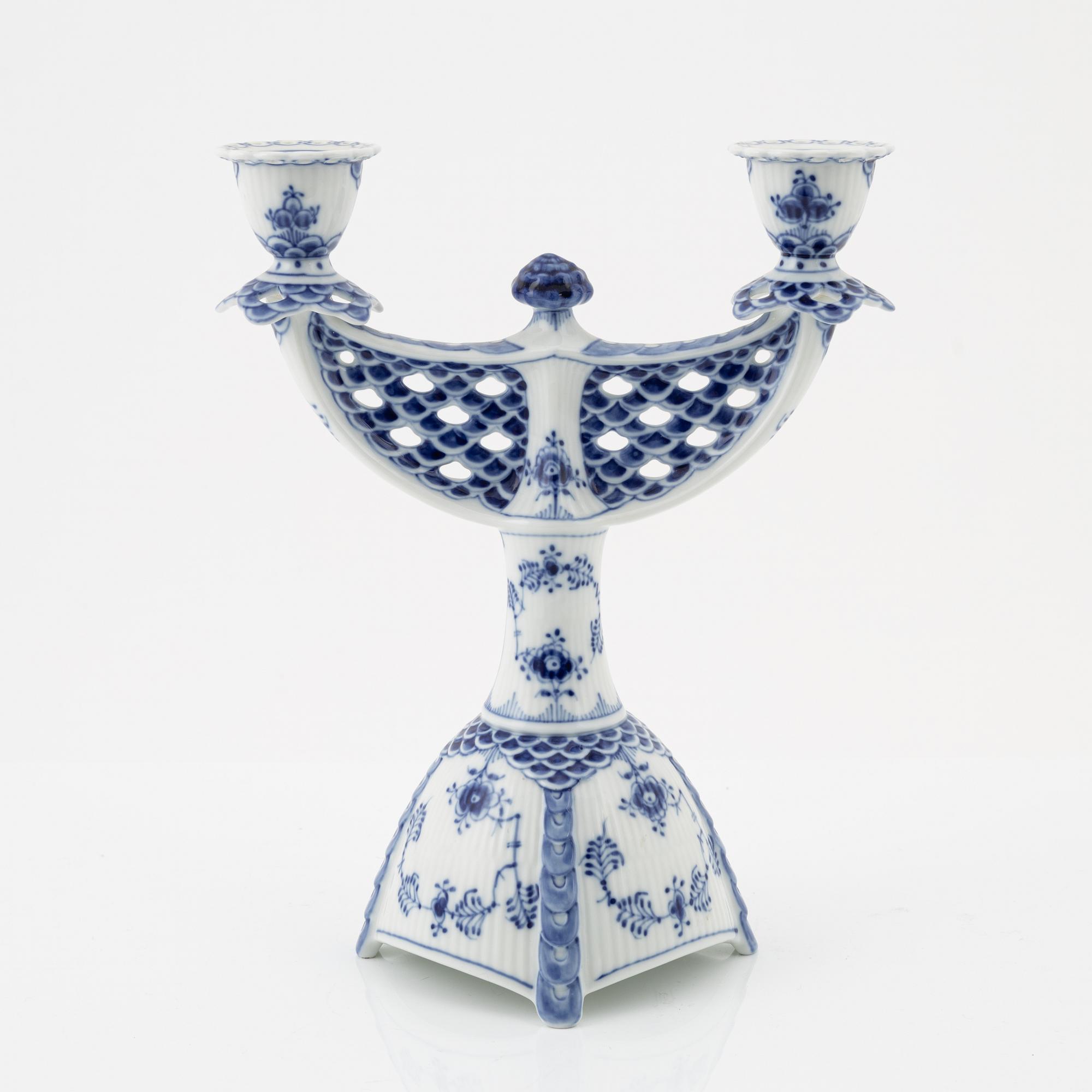 Royal Copenhagen, kandelaber, porslin, modell 1169, "Musselmalet" helblond, 1900-talets andra hälft.