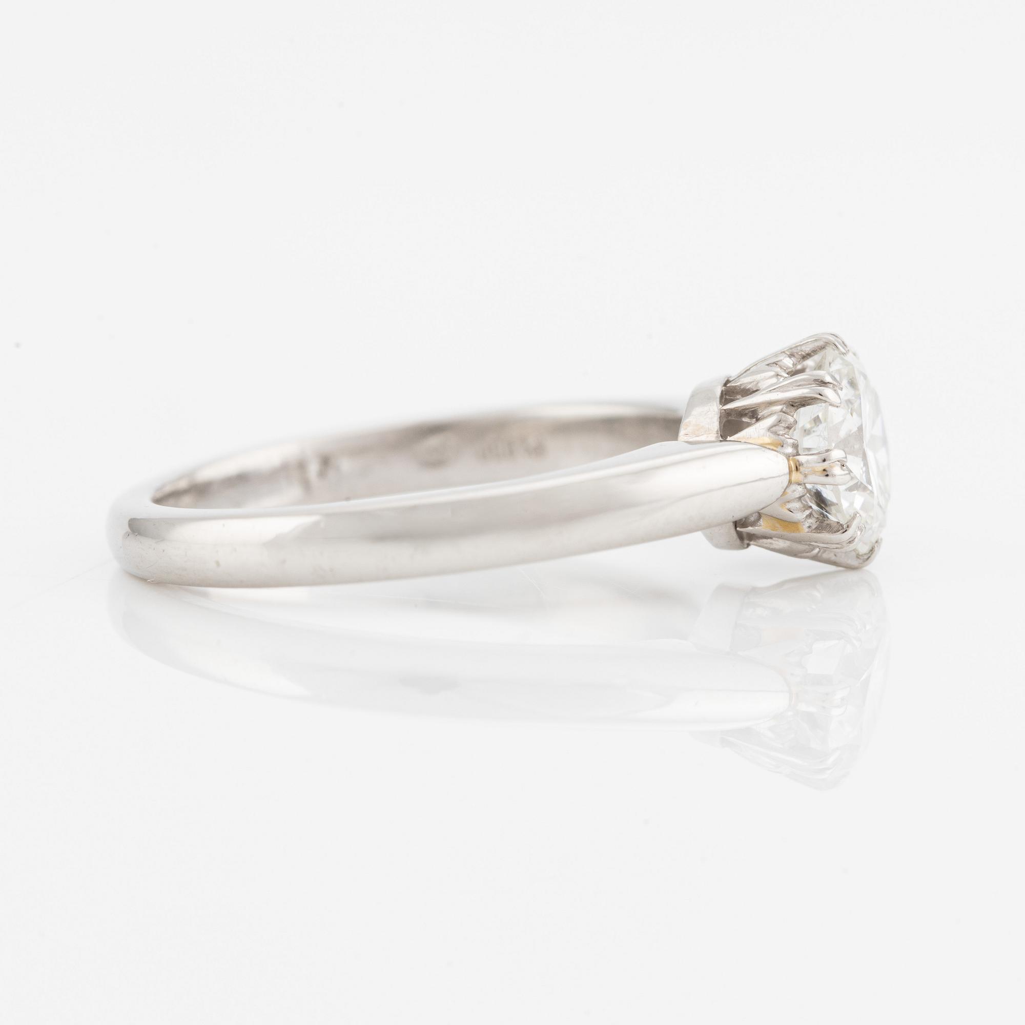Ring, platinum with brilliant-cut diamond.