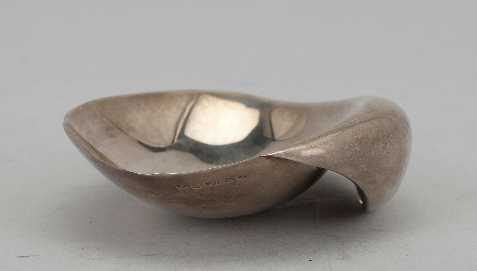 SKÅL, sign. TW, Tapio Wirkkala, Hopeakeskus, Tavastehus 1955. Vikt ca 70g.