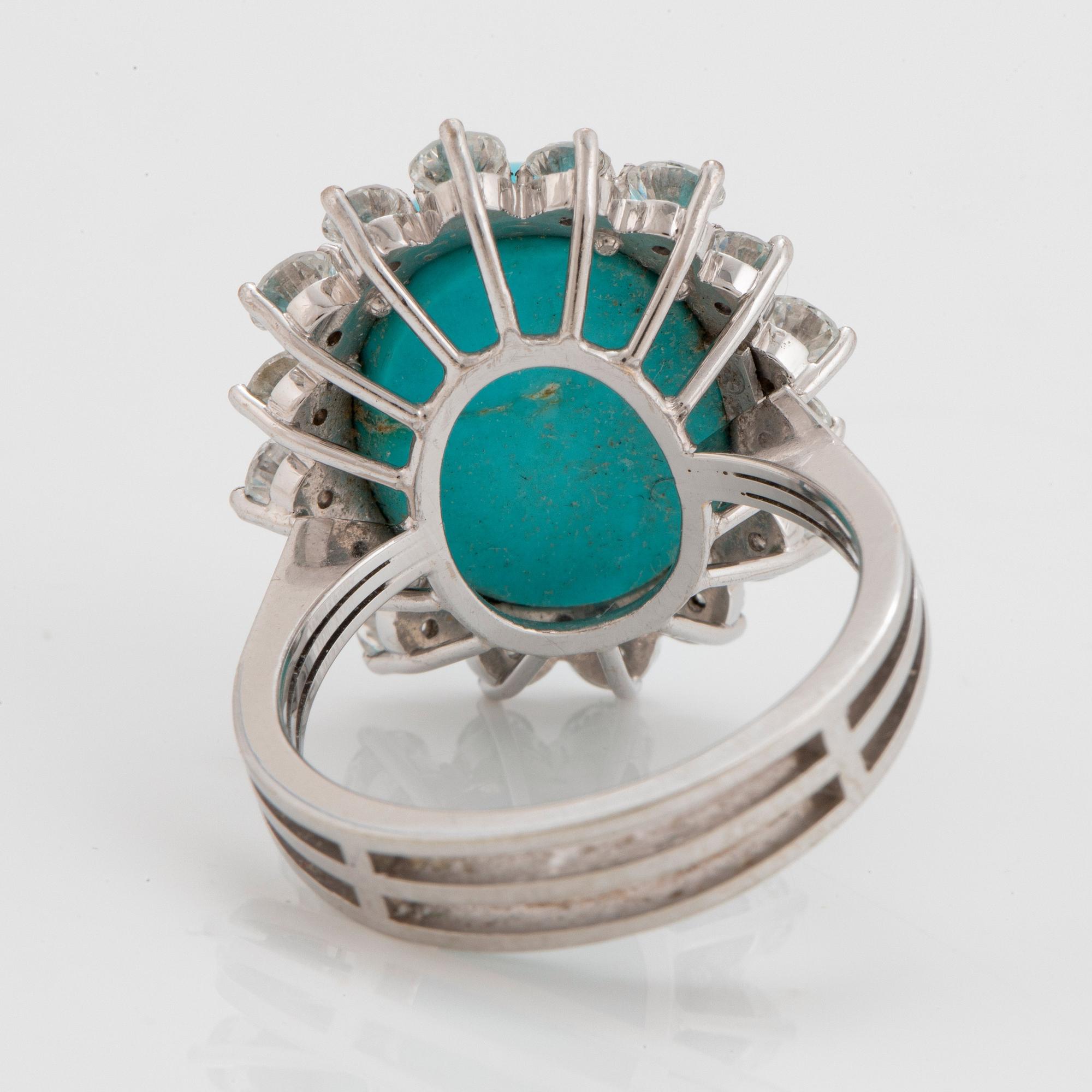 Ring 18K vitguld med en cabochonslipad turkos samt runda briljantslipade diamanter.