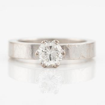 Ring in 18K white gold with a round brilliant-cut diamond.