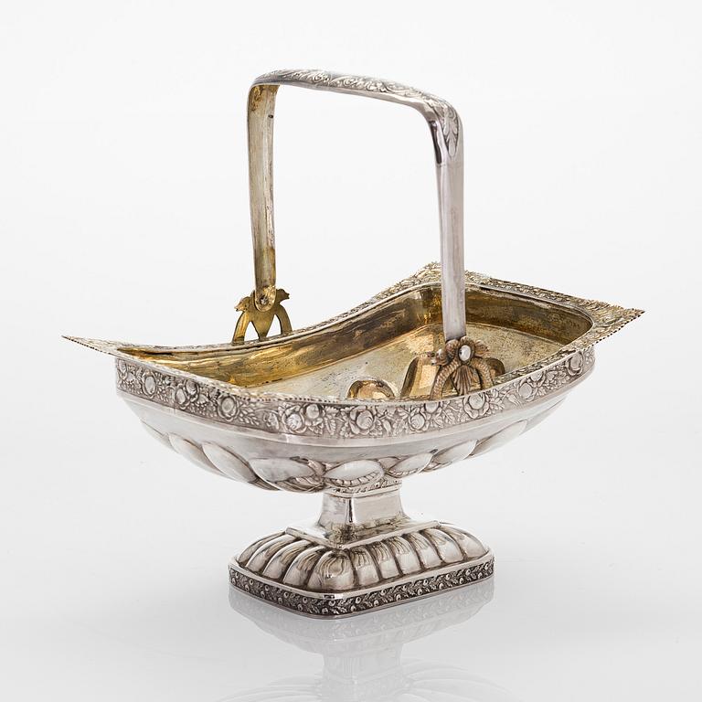 Elias Modig, konfektkorg, silver, delvis förgylld, S:t Petersburg 1827. Saltkar med förgylld saltsked, Moskva 1893.