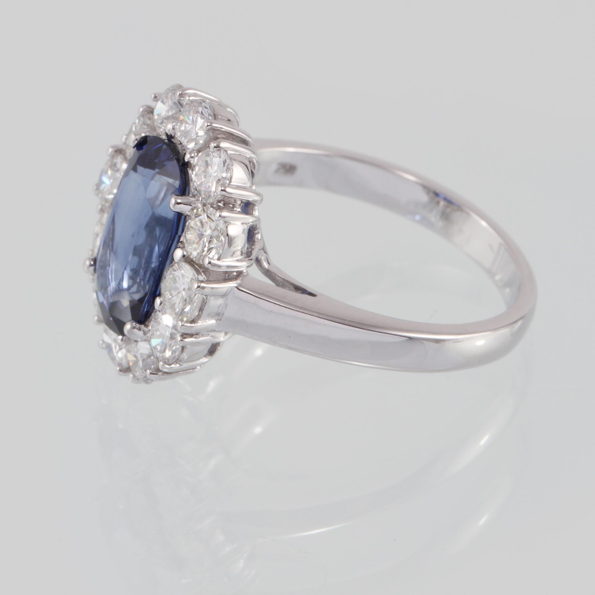 RING, 18K vitguld med ovalslipad blå safir, 3.33 ct samt briljantslipade diamanter 1.31 ct. Vikt 5,9 gram.
