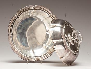 DUBBELTERRIN, silver. C.G. Hallberg, 1947. Vikt ca 1120 g.