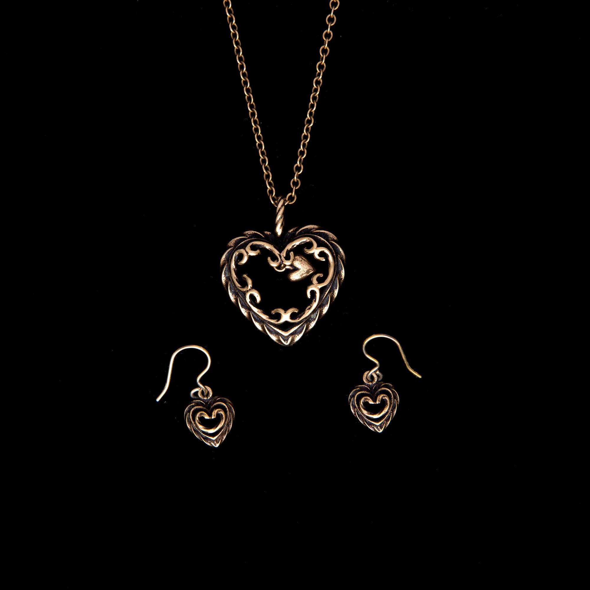 HALSSMYCKE samt ÖRHÄNGE, "Kodin sydän", brons, Kalevala Koru.