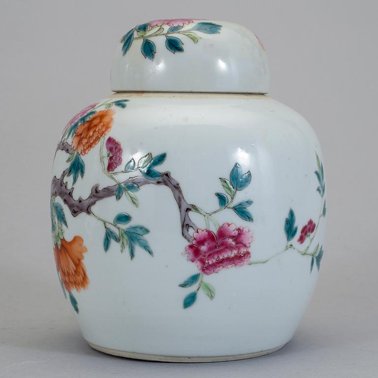 URNA med LOCK, porslin. Sen Qing dynasti, omkring 1900.