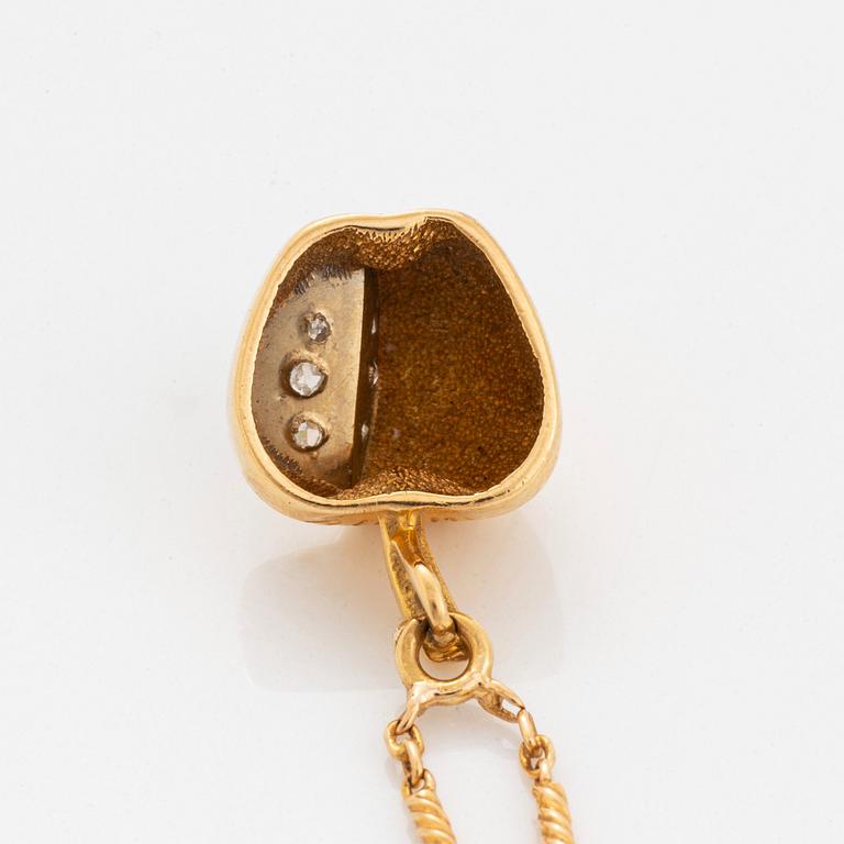 Hängsmycke 18K guld i form av ett äpple med gammalslipade diamanter.
