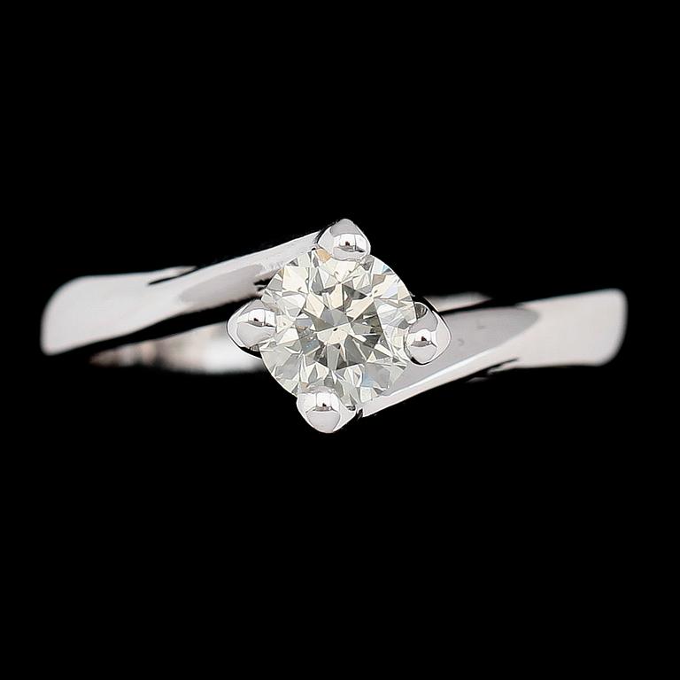 RING, 18K vitguld, briljantslipad diamant ca 0.60 ct. Vikt ca 5 g.